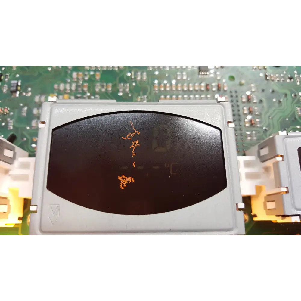 Beschädigtes digitales Display für Porsche Tacho 911 (996) bei Tacho Reparatur