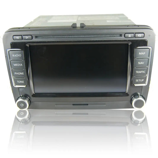Schwarzes Auto-Infotainment-System im VW Touareg RNS 510 Navi Reparatur mit weißem Display